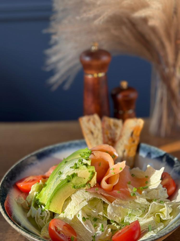 Insalata con salmone e avocado