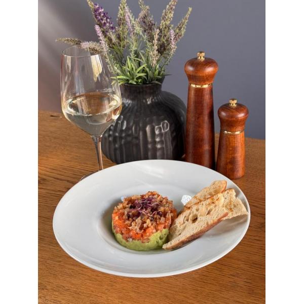 Tartare di salmone con semi di papavero e avocado