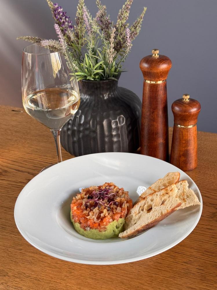 Tartare di salmone con semi di papavero e avocado